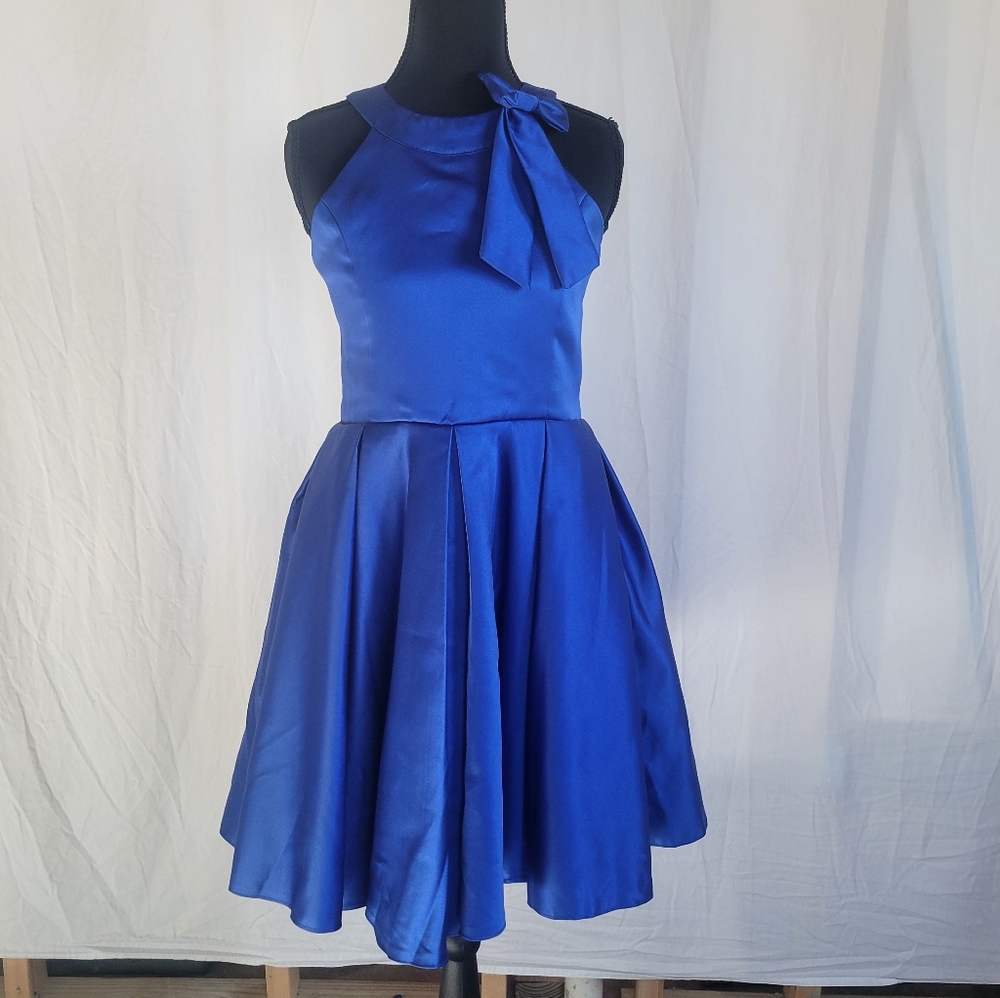 Elegant Blue Sleeveless Dress with Bow